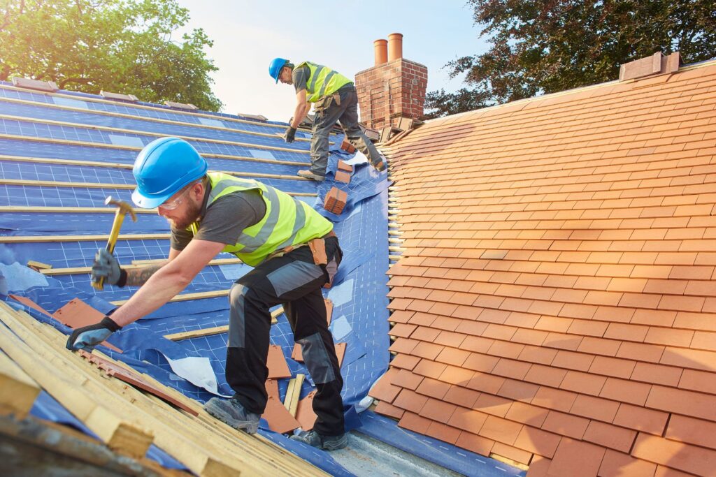 2 man fixing the roof in nz