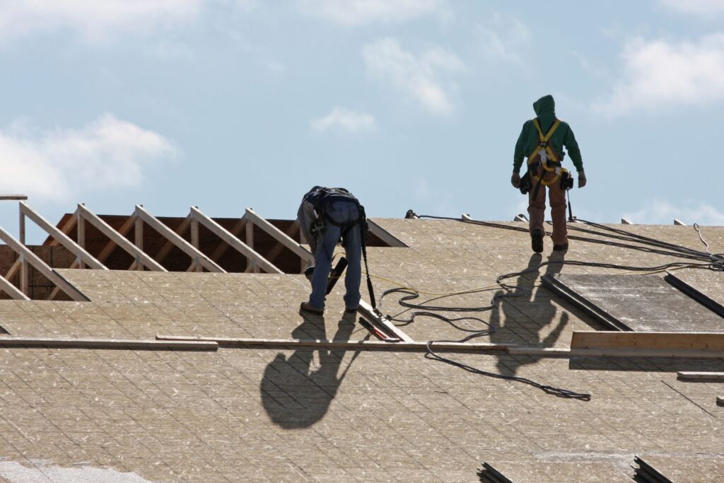 2 man fixing the roof nz